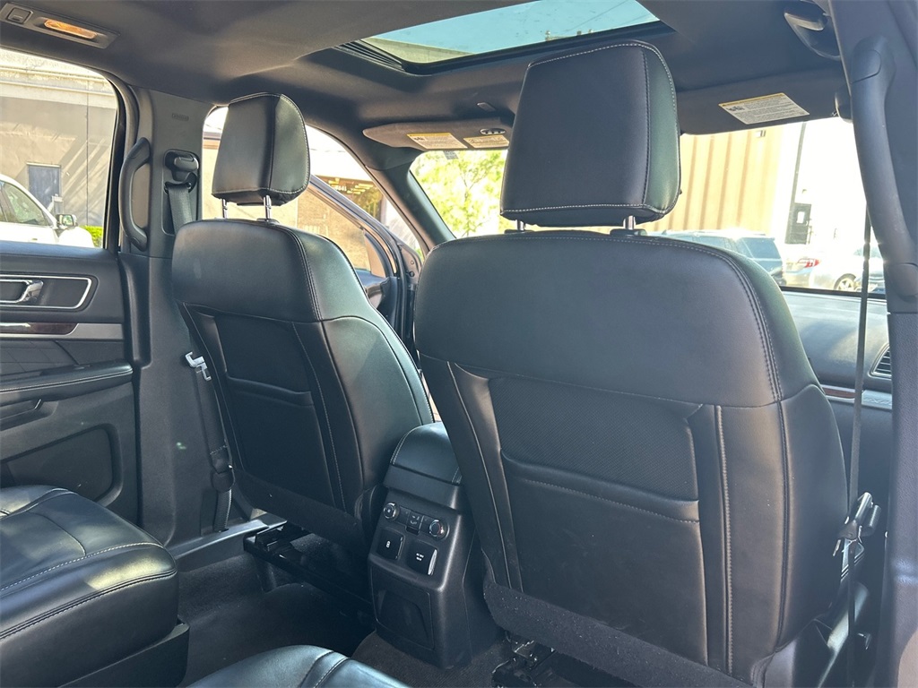 Vehicle image 37 of 43