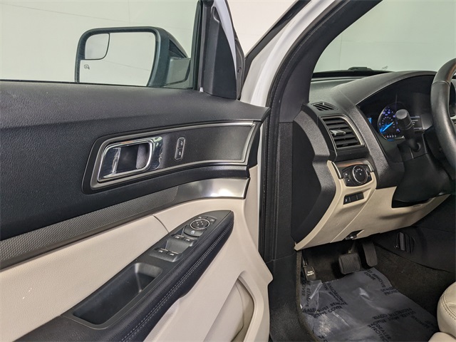 Vehicle image 16 of 28