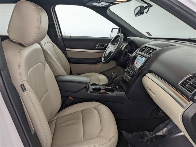 Vehicle image 10 of 28