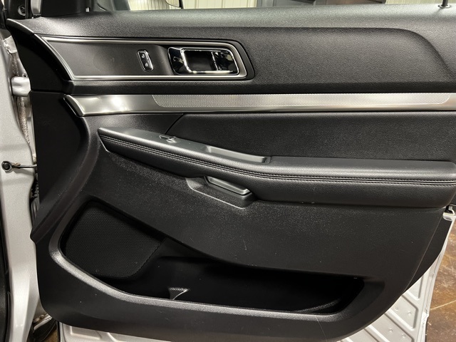 Vehicle image 29 of 49