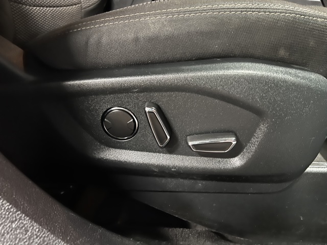 Vehicle image 32 of 49