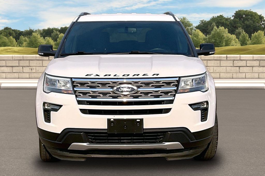 2018 Ford Explorer XLT Image 2 of 32