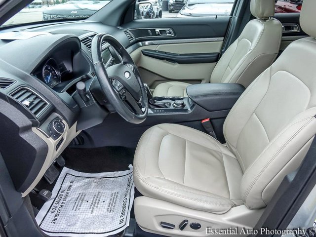 Vehicle image 10 of 32