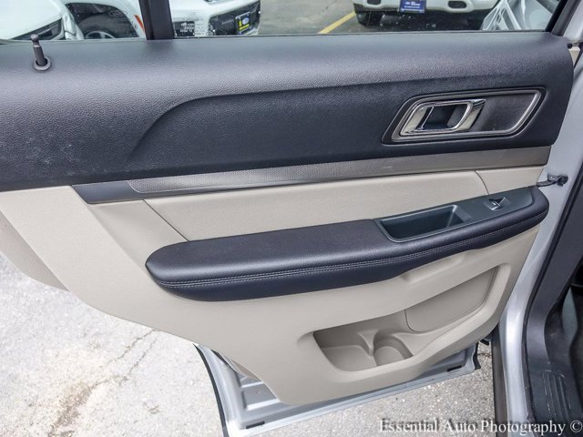 Vehicle image 26 of 32