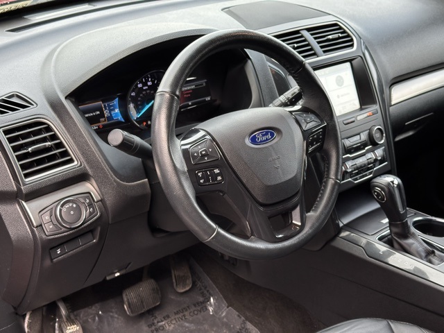 Vehicle image 10 of 32