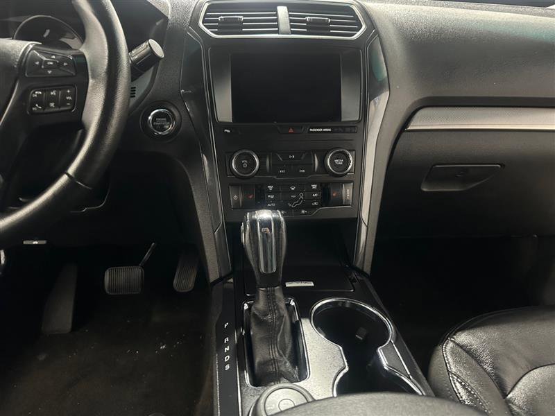 Vehicle image 10 of 15