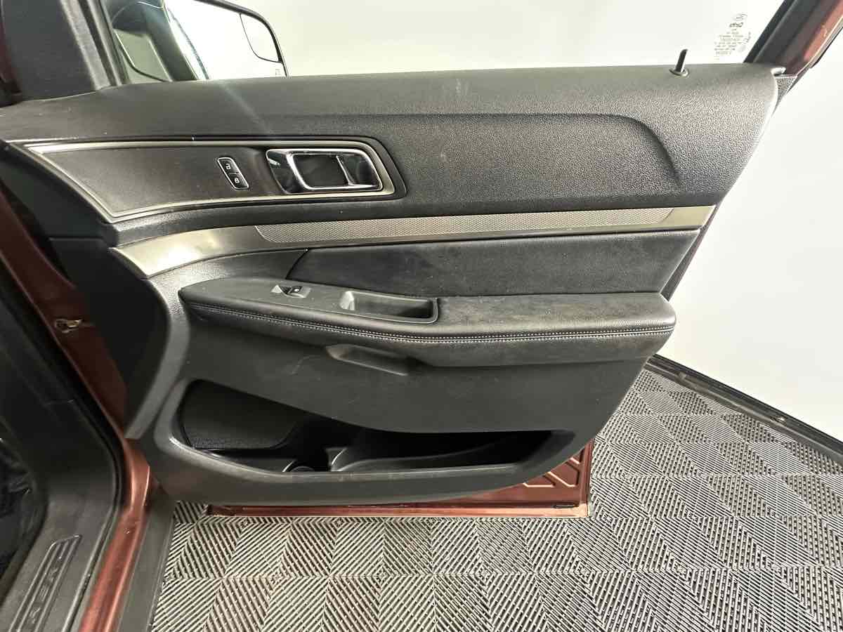 Vehicle image 16 of 43