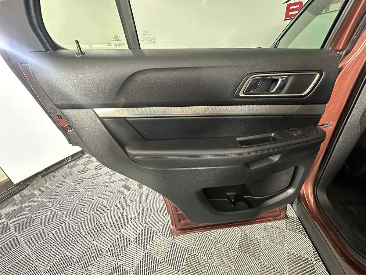 Vehicle image 17 of 43