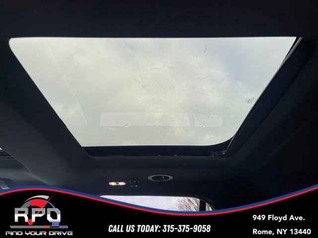 Vehicle image 24 of 32
