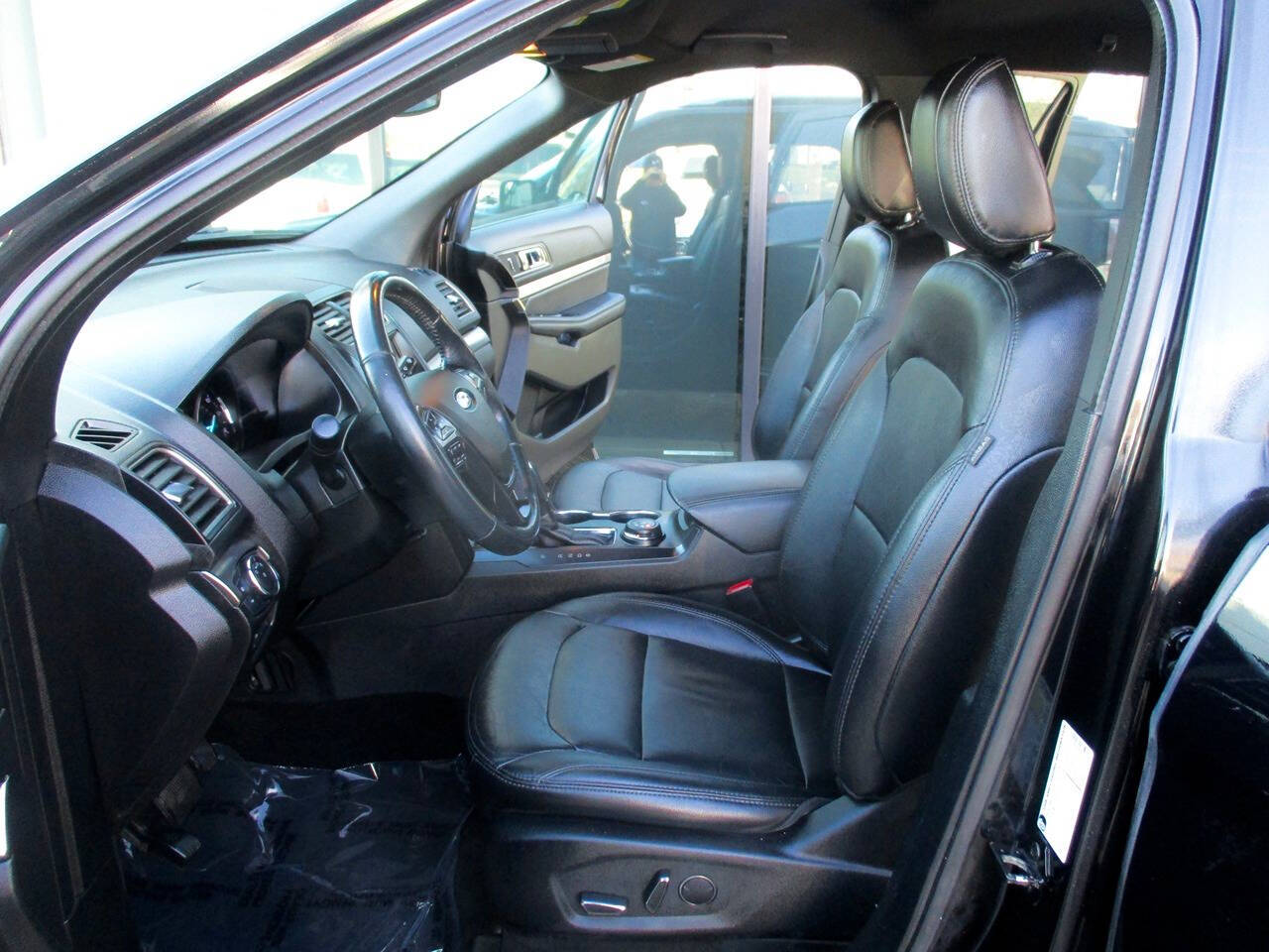 Vehicle image 11 of 24
