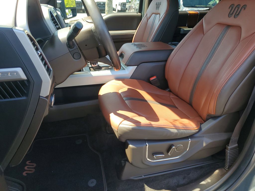Vehicle image 17 of 31