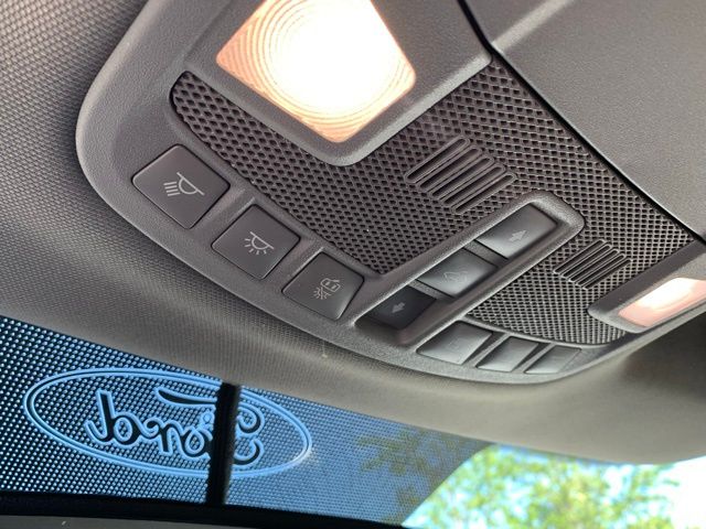 Vehicle image 35 of 40
