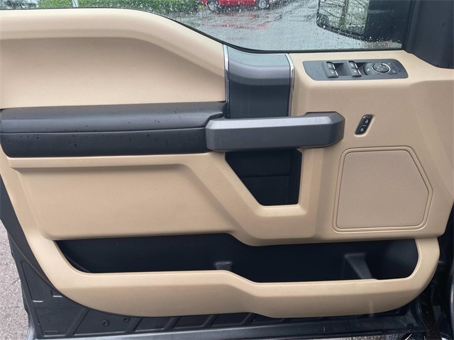 Vehicle image 32 of 46