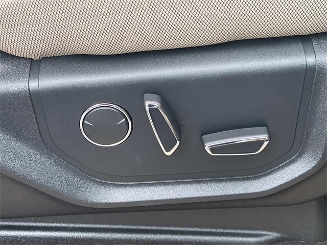 Vehicle image 27 of 46