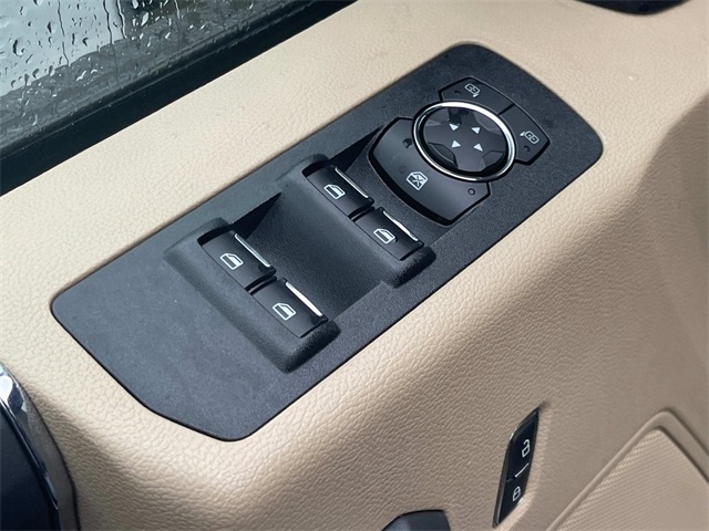 Vehicle image 33 of 46