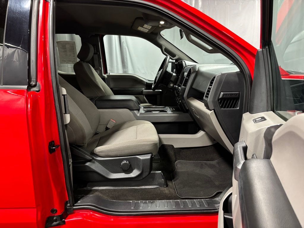 Vehicle image 29 of 32