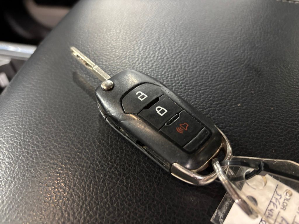 Vehicle image 23 of 32