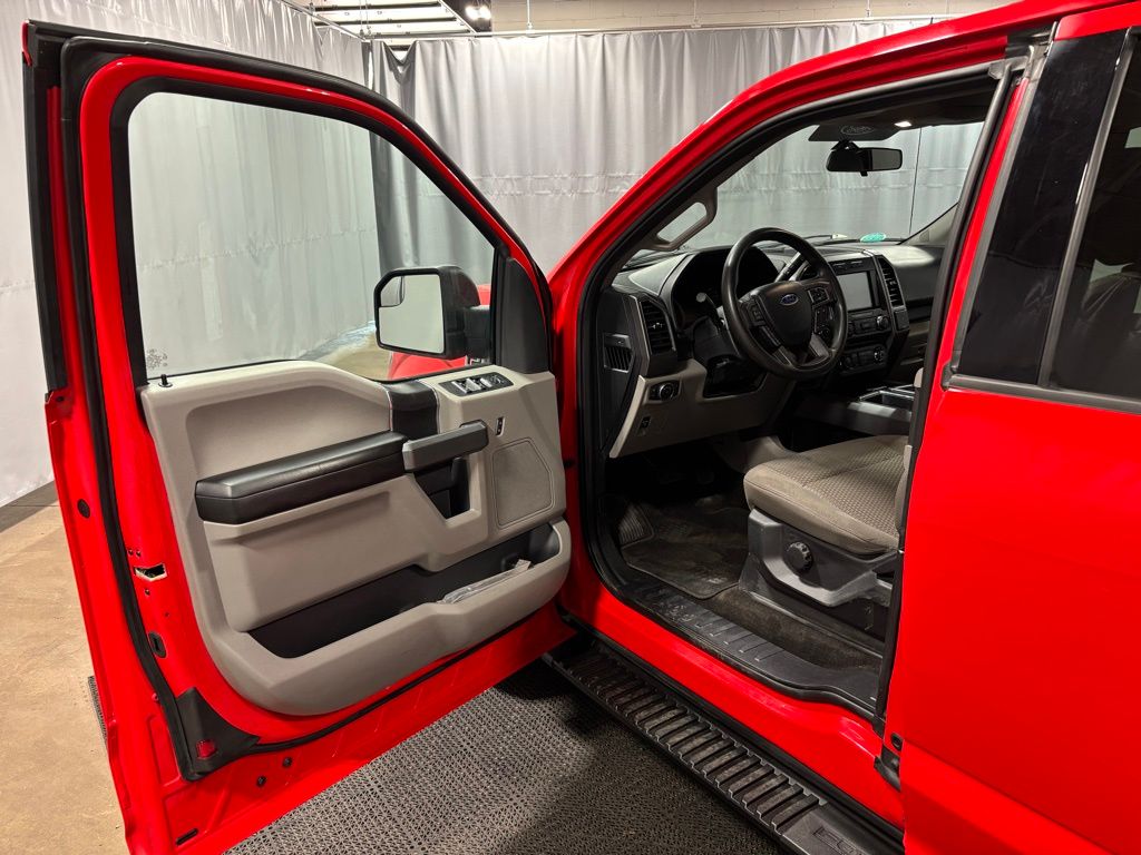 Vehicle image 17 of 32