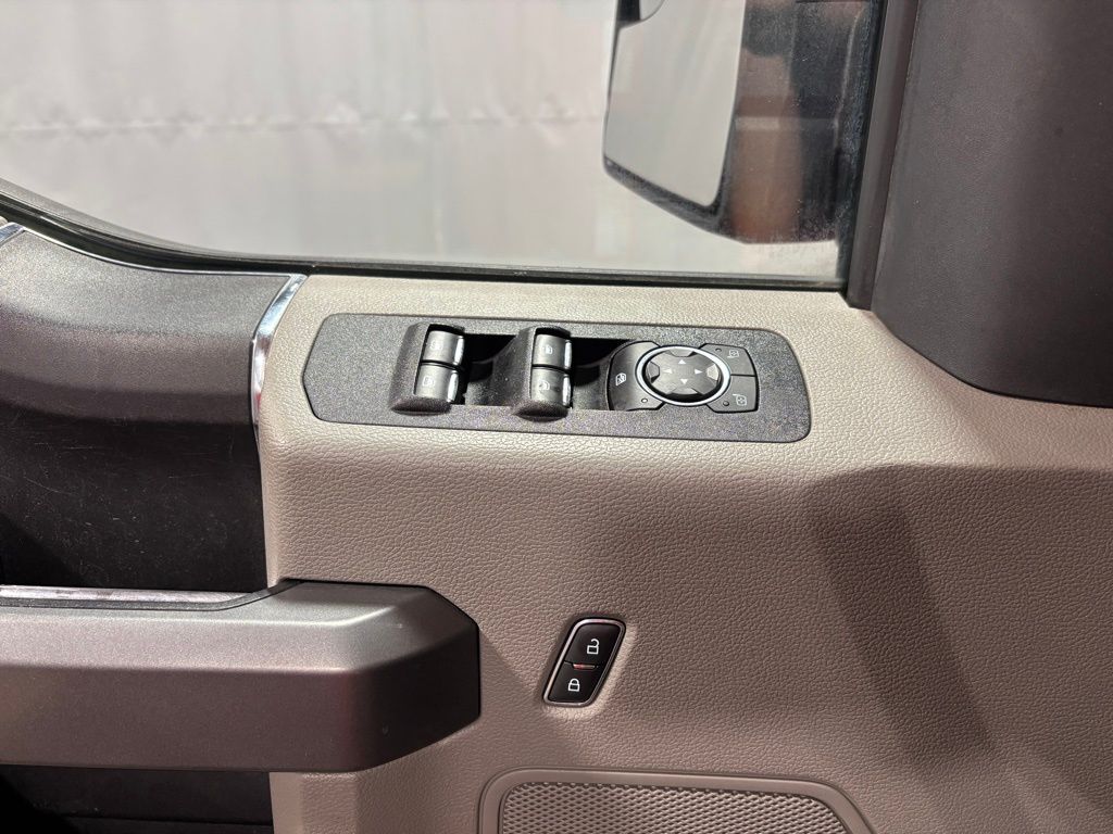 Vehicle image 27 of 32