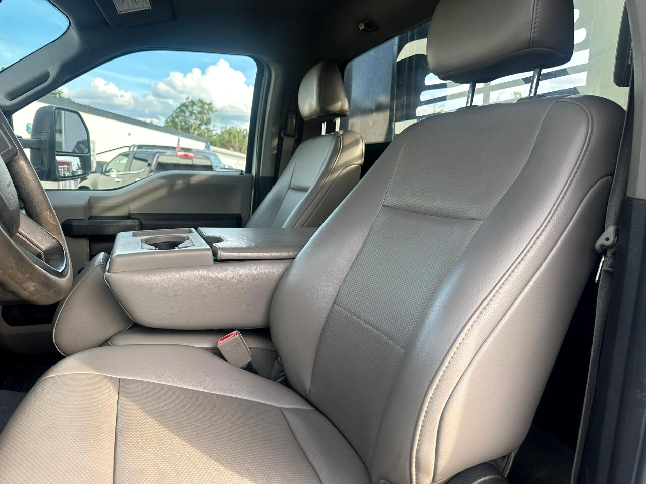 Vehicle image 11 of 18