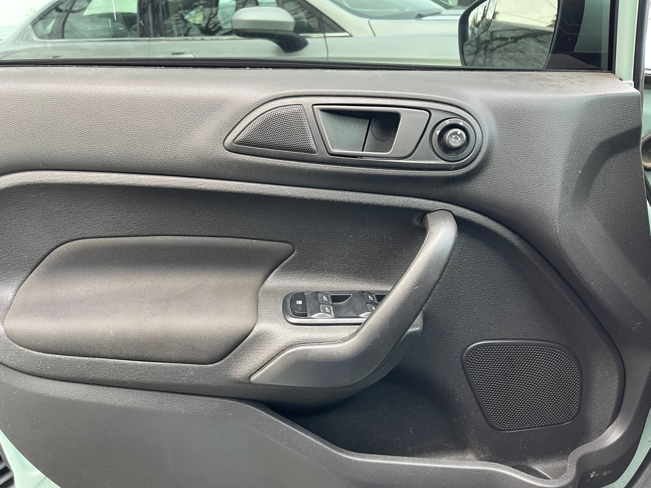 Vehicle image 14 of 21