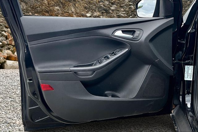 Vehicle image 21 of 33