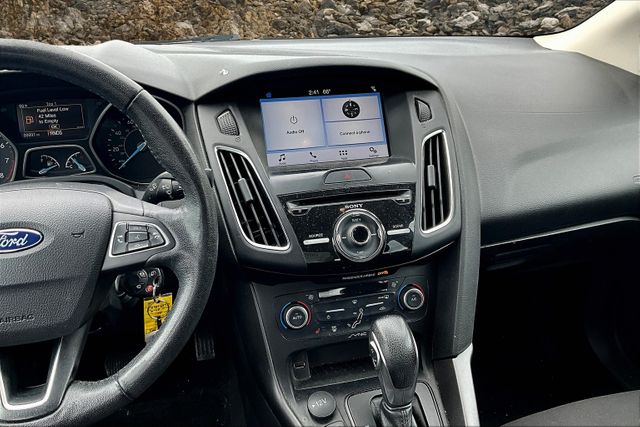 Vehicle image 25 of 33