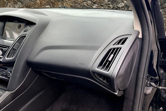 Vehicle image 31 of 33