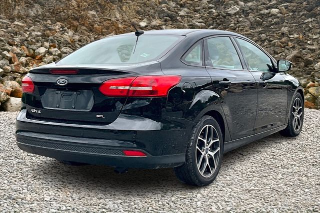 Vehicle image 4 of 33