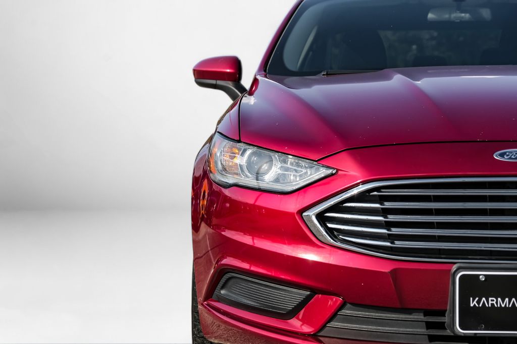 2018 Ford Fusion SE Image 3 of 57
