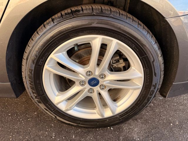 2018 Ford Fusion SE Image 12 of 48