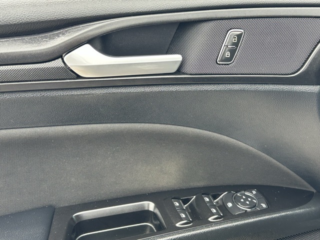 Vehicle image 18 of 42