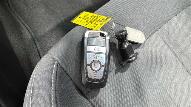 Vehicle image 15 of 21
