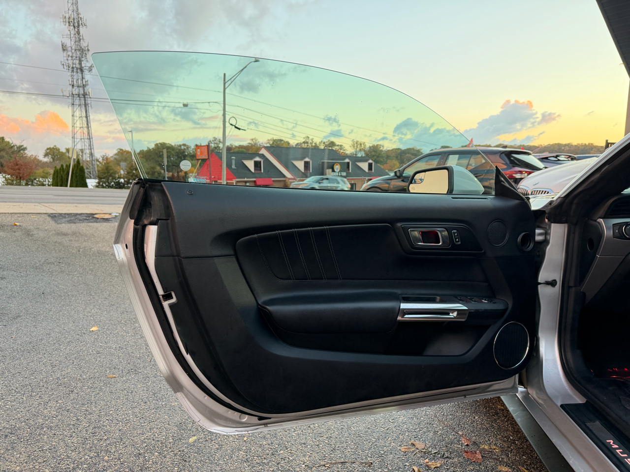 2018 Ford Mustang Image 17 of 44