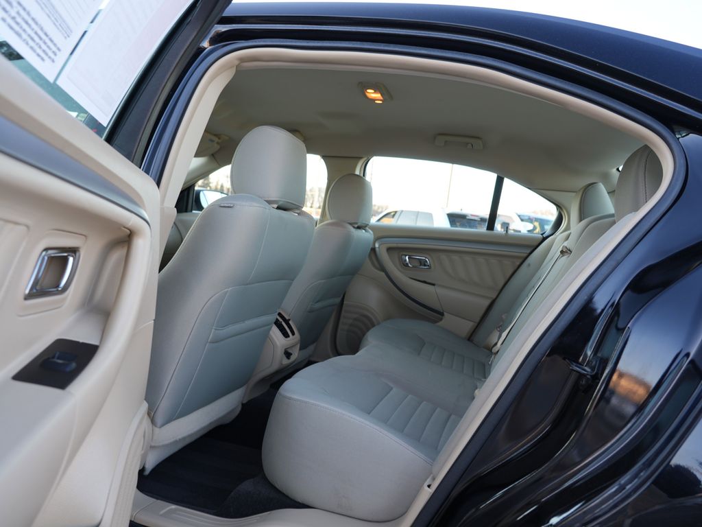 2018 Ford Taurus SE Image 11 of 28