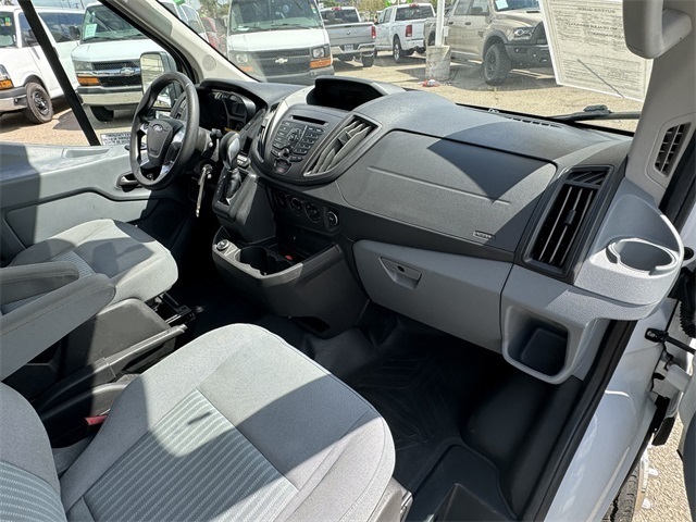 Vehicle image 14 of 32