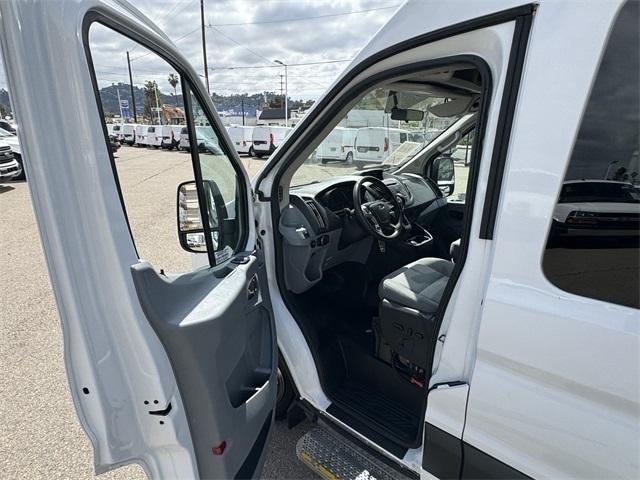 Vehicle image 15 of 32