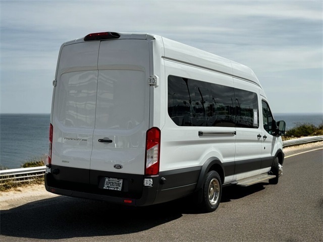 Vehicle image 4 of 32