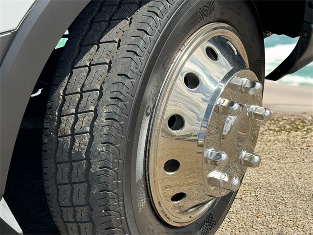 Vehicle image 9 of 32