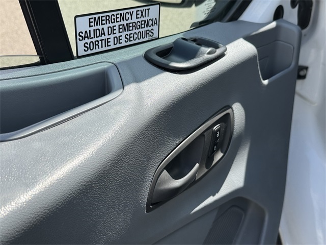 Vehicle image 26 of 32