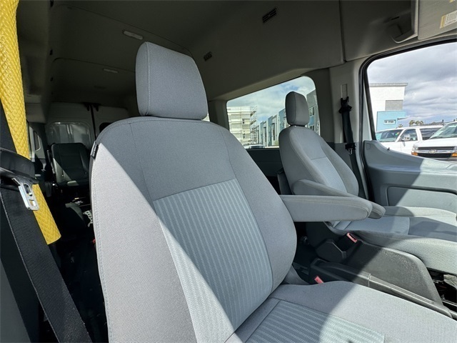 Vehicle image 10 of 32
