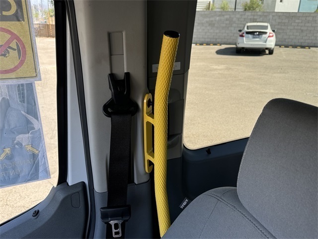 Vehicle image 27 of 32