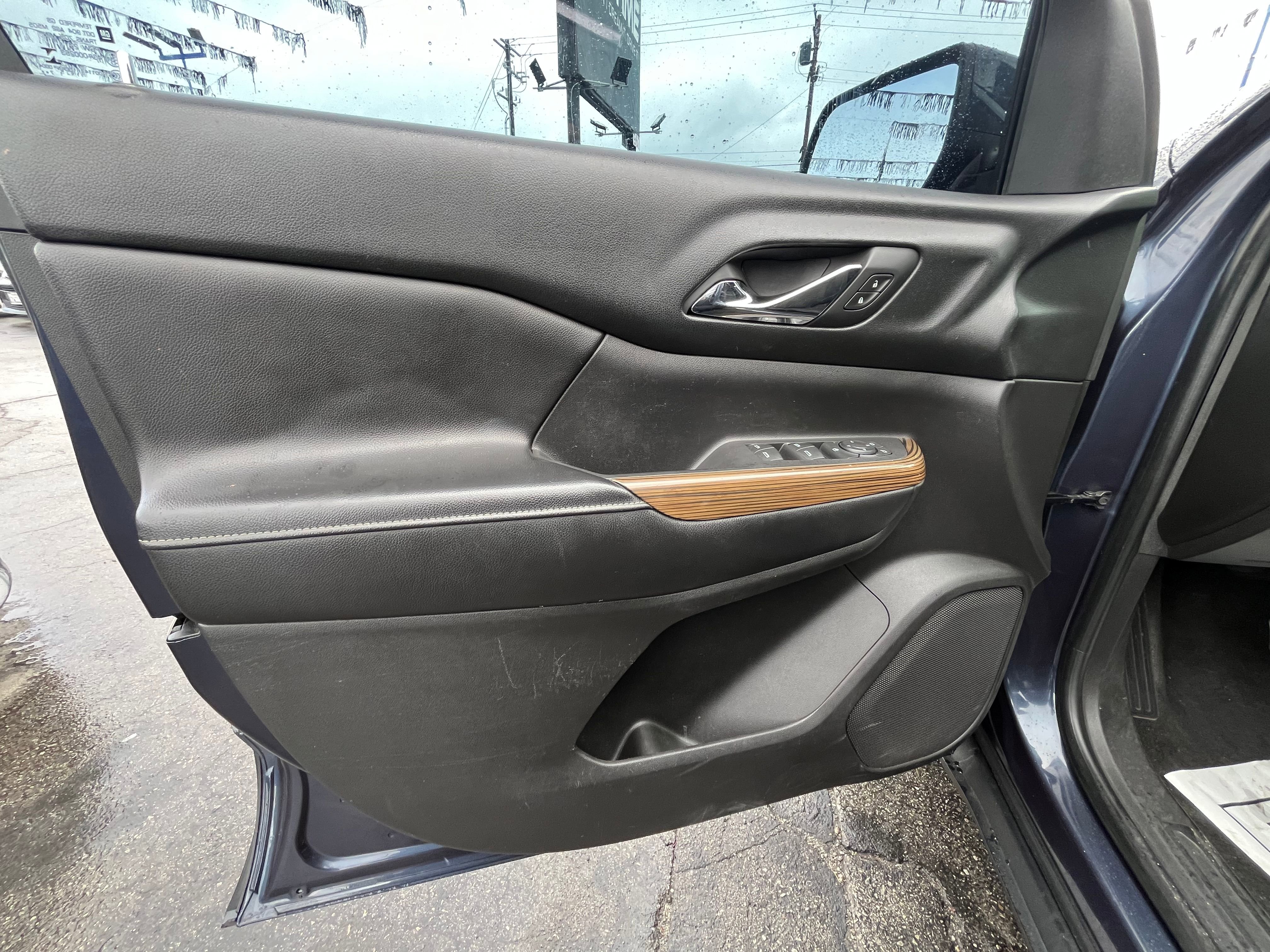 Vehicle image 33 of 66
