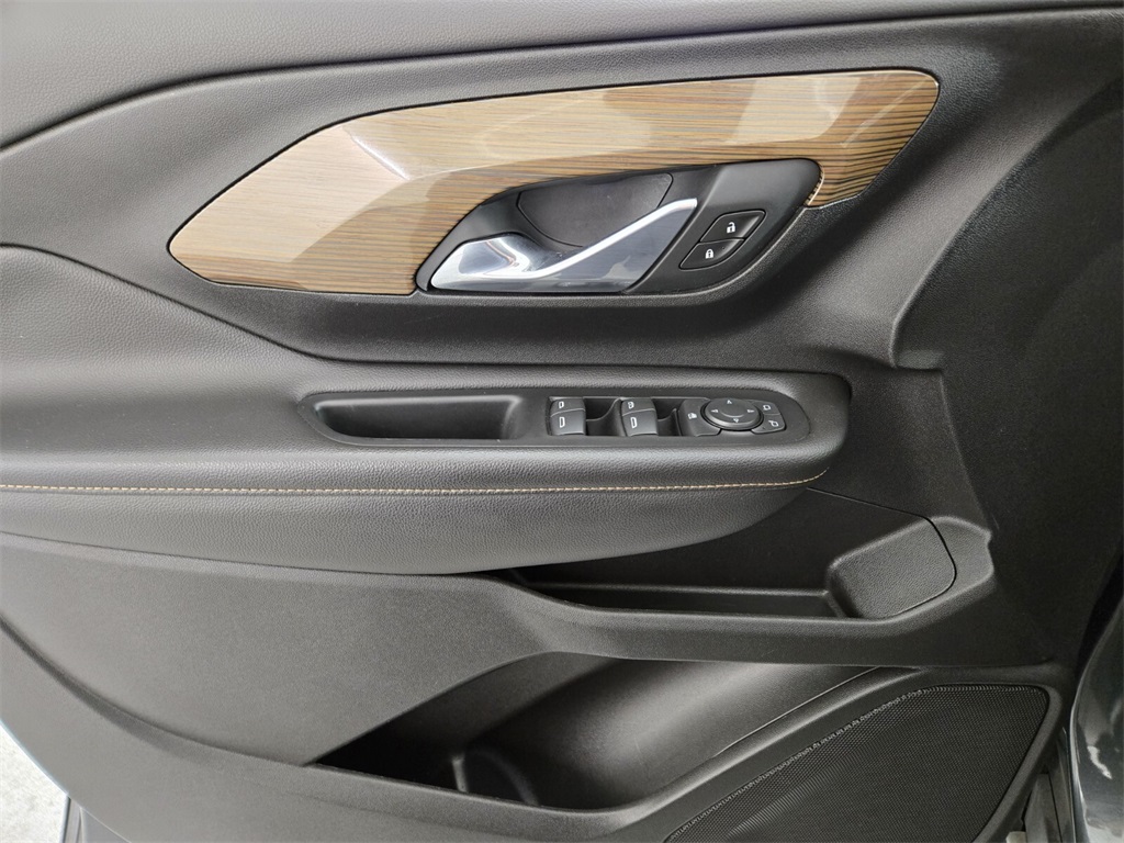 Vehicle image 22 of 32