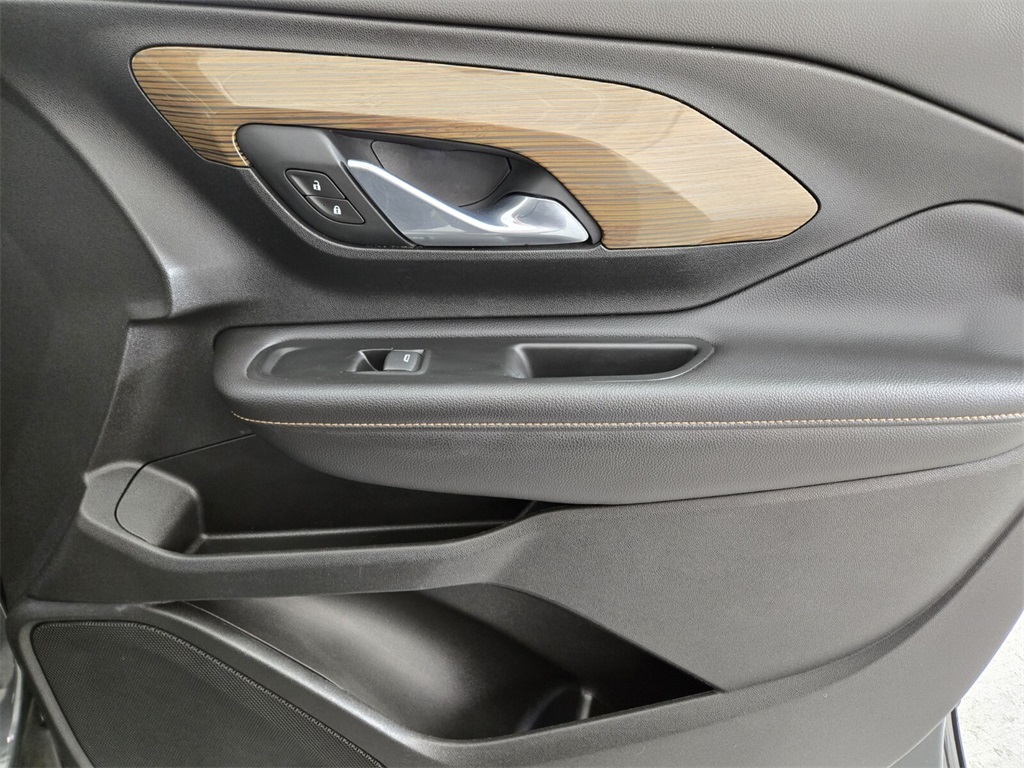 Vehicle image 23 of 32