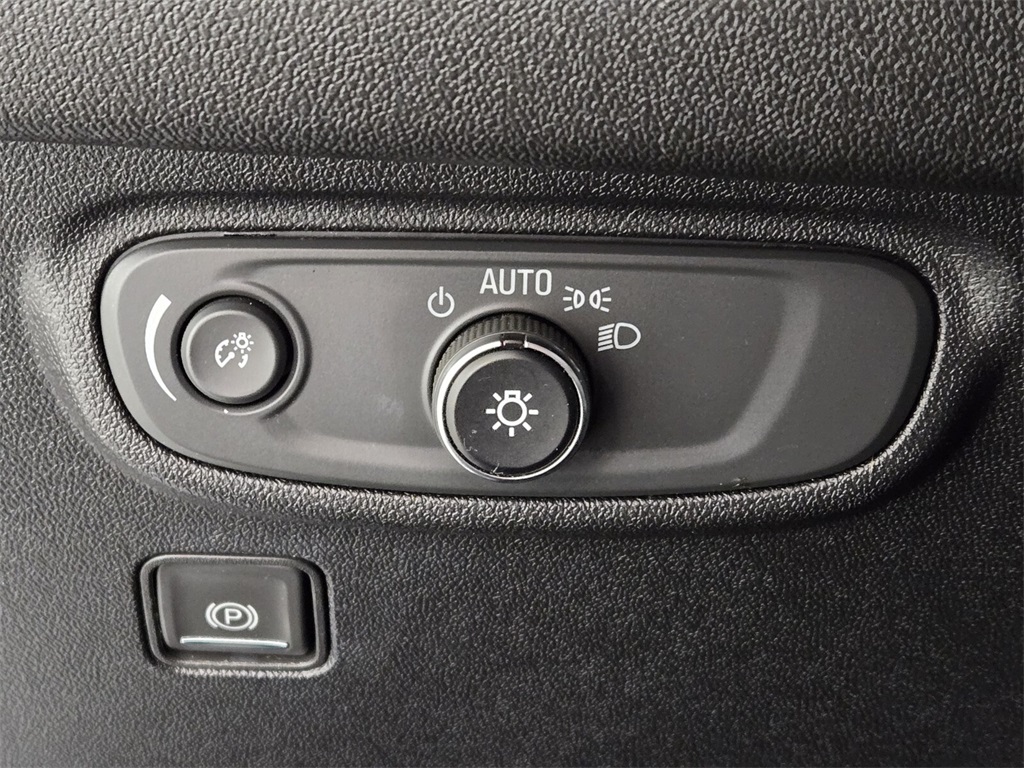 Vehicle image 27 of 32