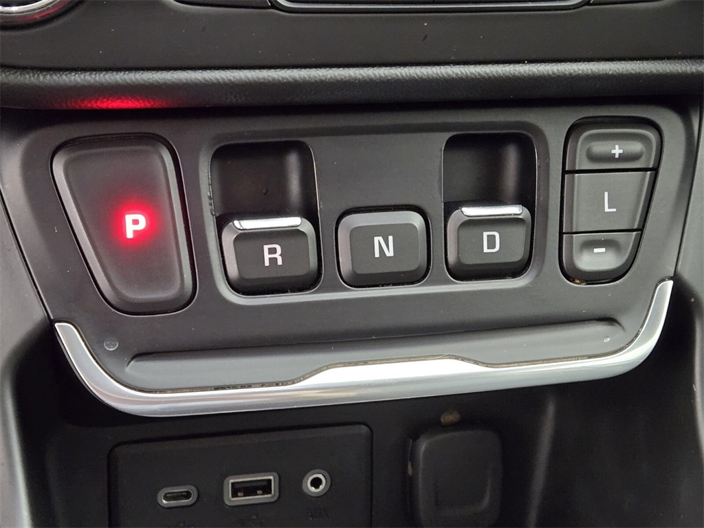 Vehicle image 24 of 32