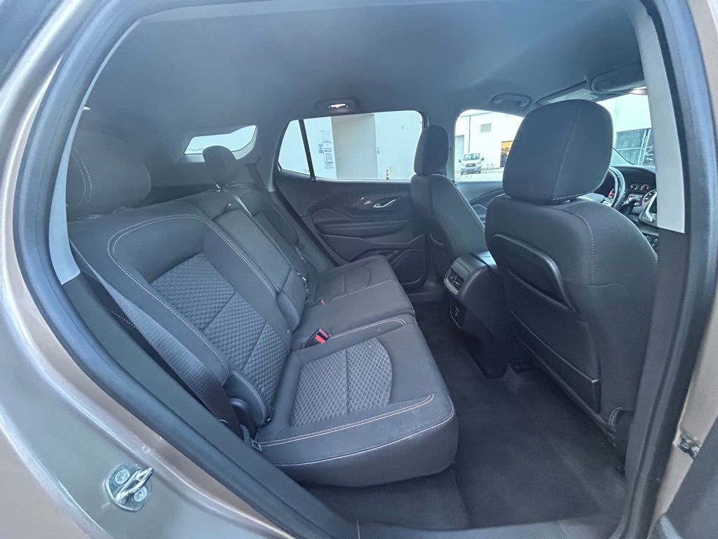 Vehicle image 32 of 44