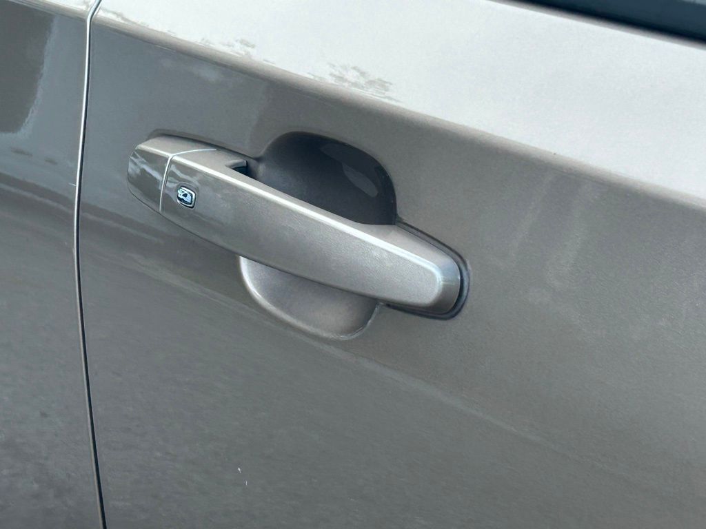 Vehicle image 20 of 44