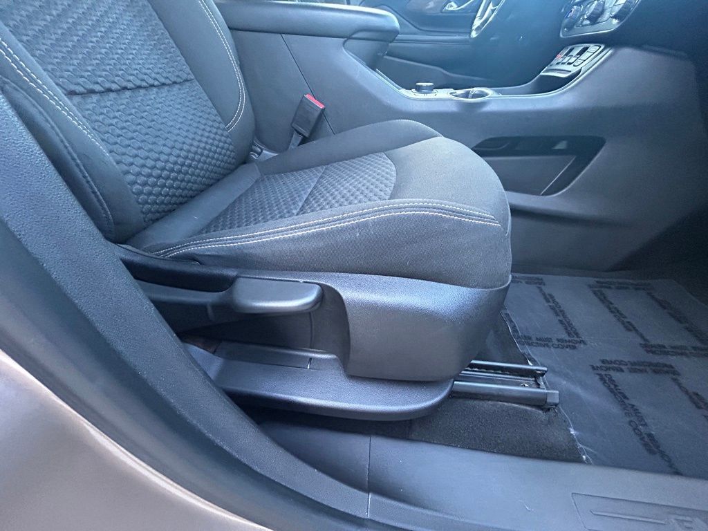 Vehicle image 26 of 44